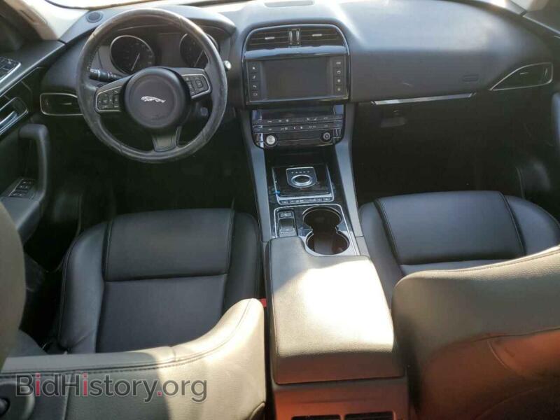 2017 Jaguar F-PACE (VIN SADCJ2BV1HA085231) — photo 8 of 13