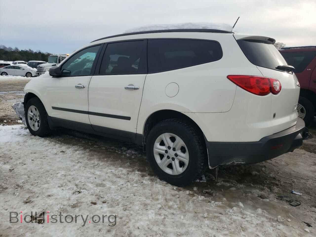 2011 CHEVROLET TRAVERSE - VIN: 1GNKRFED2BJ111070 - Фото 2