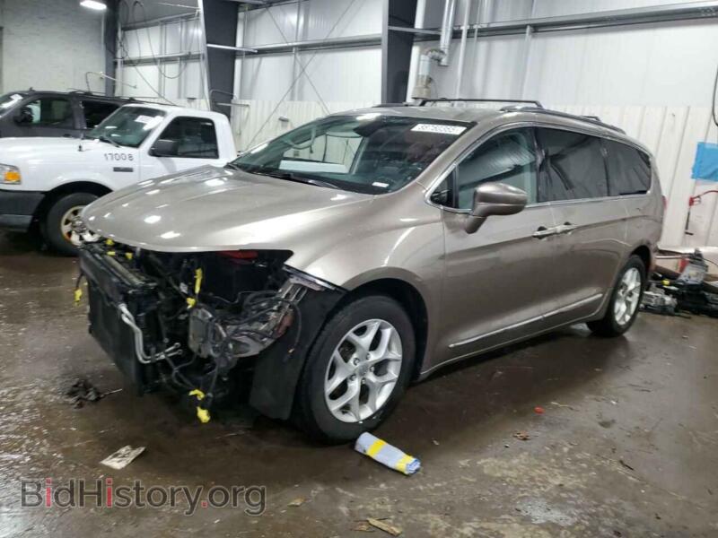 2017 Chrysler PACIFICA TOURING L PLUS (VIN 2C4RC1EG9HR684039) — photo 1 of 13, Copart, damage: front end