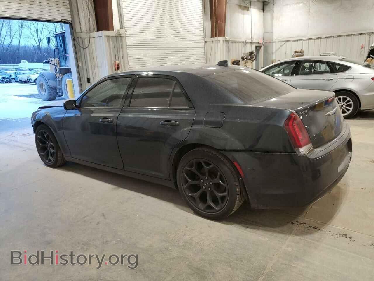 2019 CHRYSLER 300 - VIN: 2C3CCABG3KH697526 - Фото 2