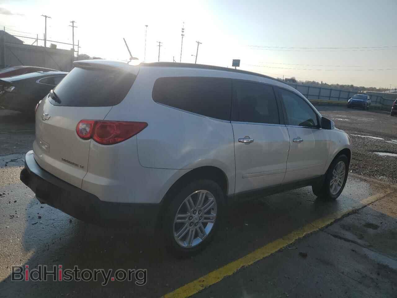 2011 CHEVROLET TRAVERSE - VIN: 1GNKRGED5BJ272602 - Фото 3