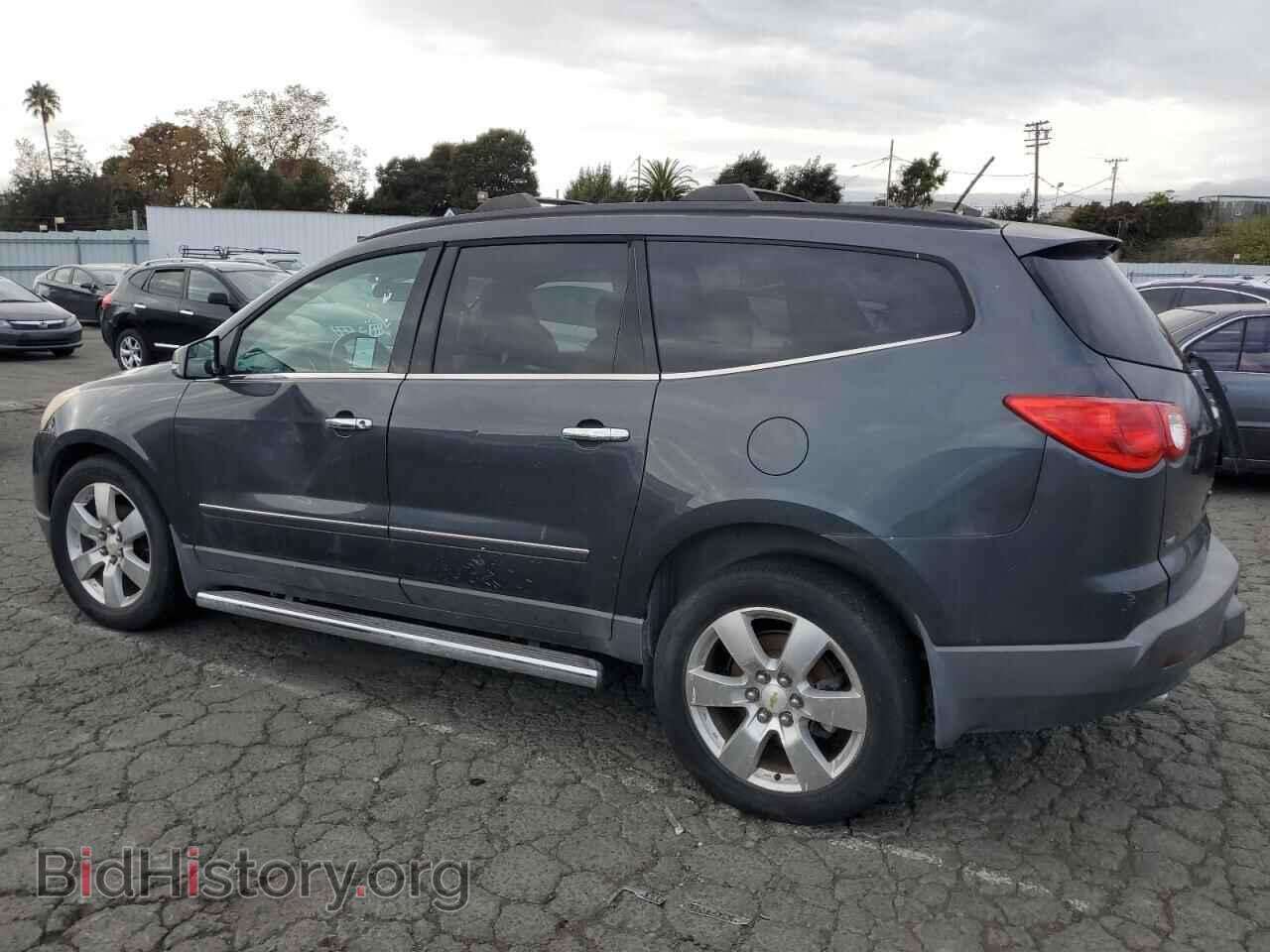 2011 CHEVROLET TRAVERSE - VIN: 1GNKVLED8BJ162440 - Фото 2