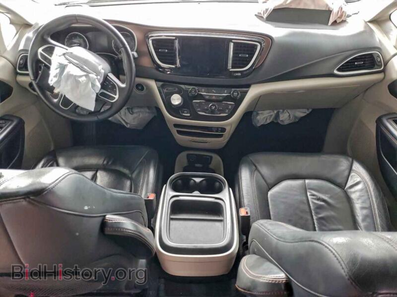 2017 Chrysler PACIFICA (VIN 2C4RC1BG4HR794940) — photo 8 of 16
