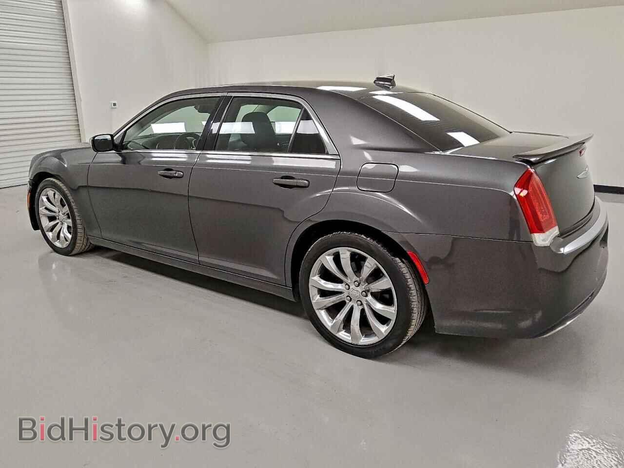 2019 CHRYSLER 300 - VIN: 2C3CCAAG0KH590547 - Фото 2