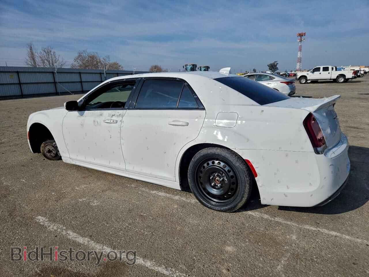 2016 CHRYSLER 300 - VIN: 2C3CCABT2GH208148 - Фото 2