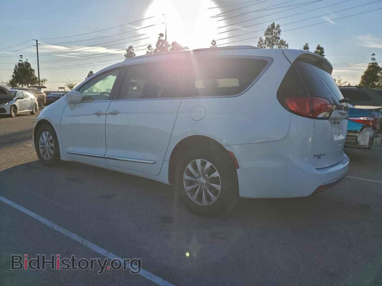 2019 CHRYSLER PACIFICA - VIN: 2C4RC1BG8KR731363 - Фото 2