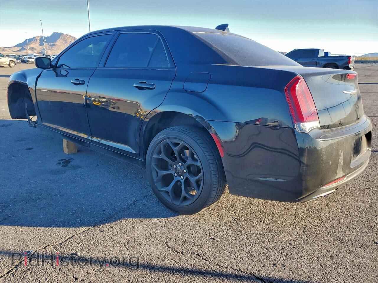 2019 CHRYSLER 300 - VIN: 2C3CCAAGXKH609962 - Фото 2