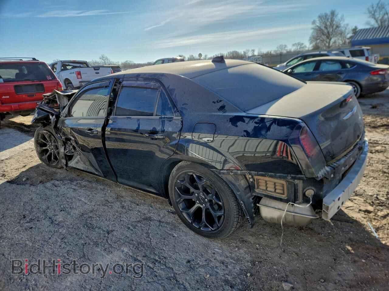 2019 CHRYSLER 300 - VIN: 2C3CCABG1KH758176 - Фото 2