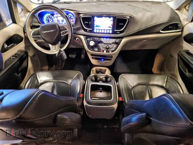 2017 Chrysler PACIFICA (VIN 2C4RC1GG2HR821383) — photo 8 of 13