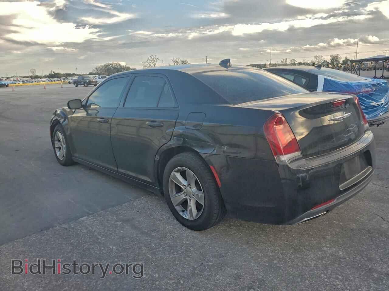 2017 CHRYSLER 300 - VIN: 2C3CCABG9HH662756 - Фото 2
