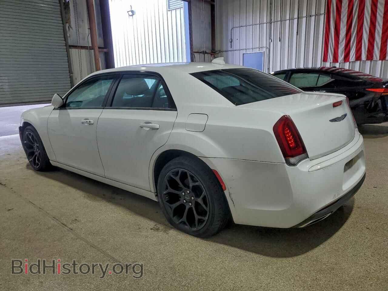 2019 CHRYSLER 300 - VIN: 2C3CCABG6KH516077 - Photo 2