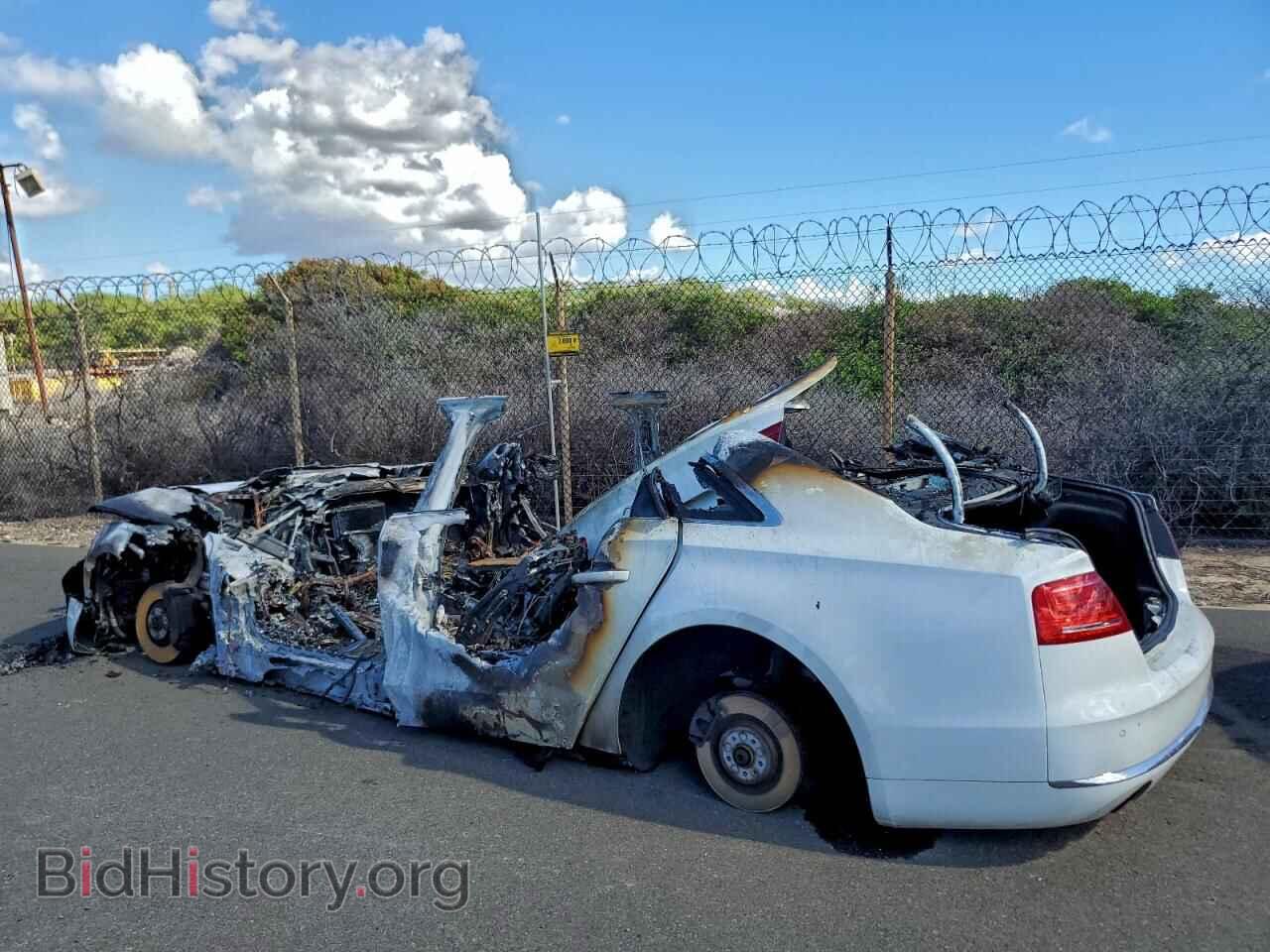 2011 AUDI A8 - VIN: WAURVAFD8BN012747 - Фото 2