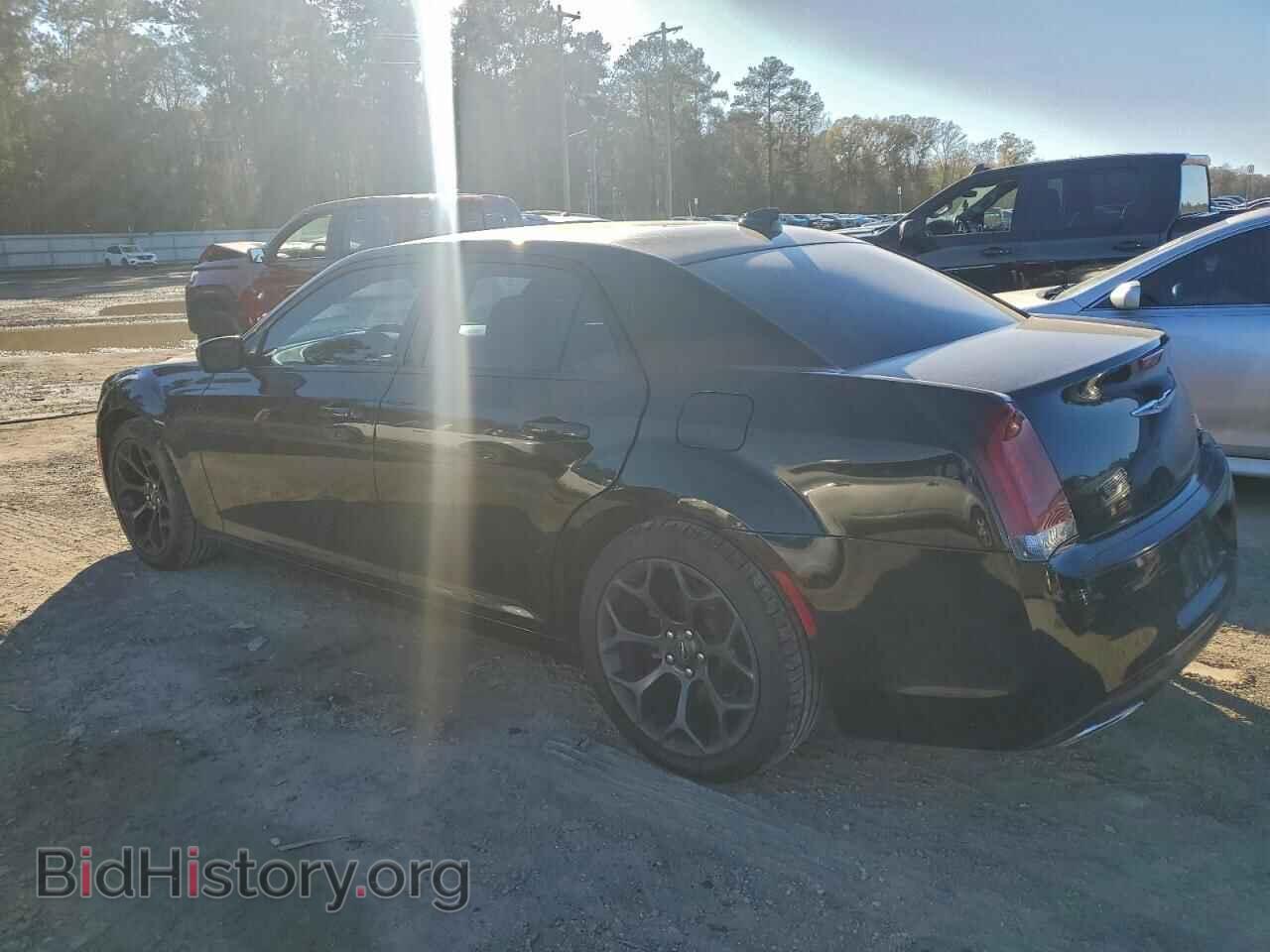 2019 CHRYSLER 300 - VIN: 2C3CCABG1KH635042 - Фото 2