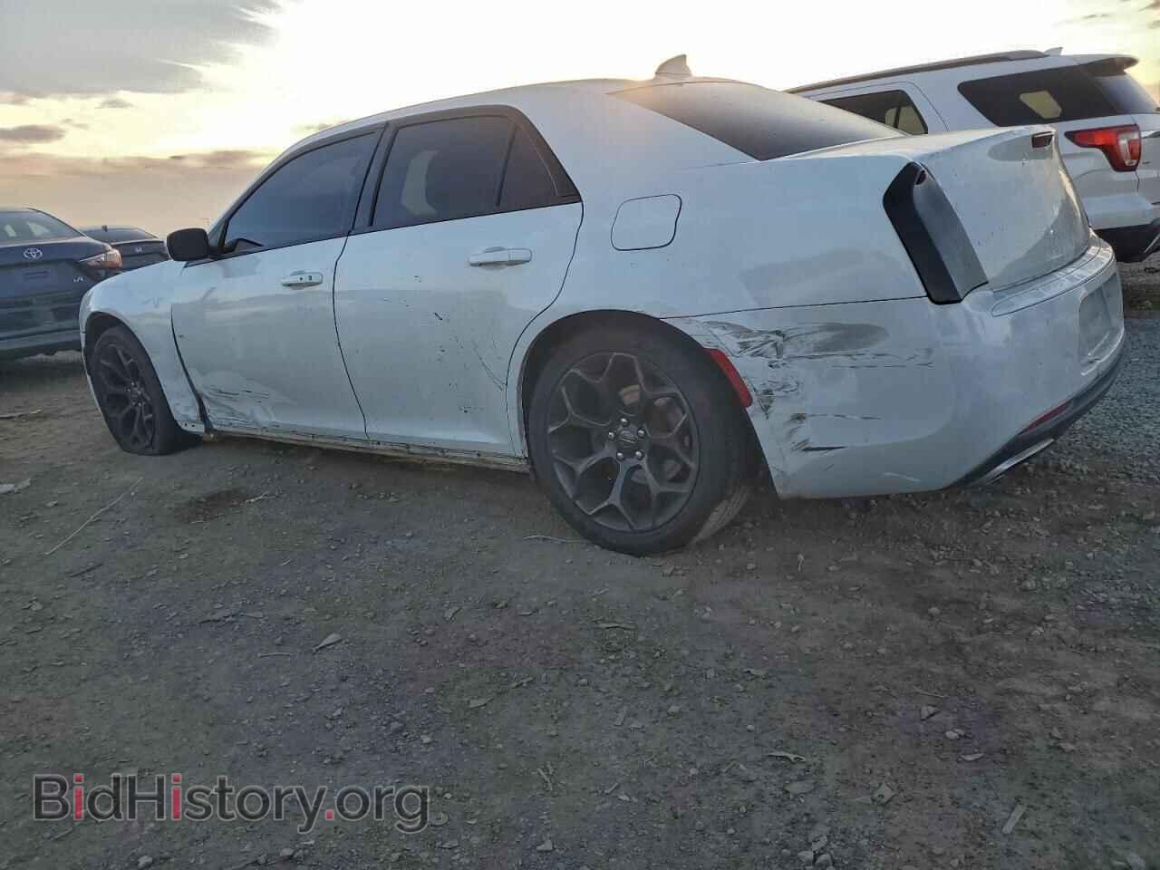 2019 CHRYSLER 300 - VIN: 2C3CCABG4KH654247 - Фото 2