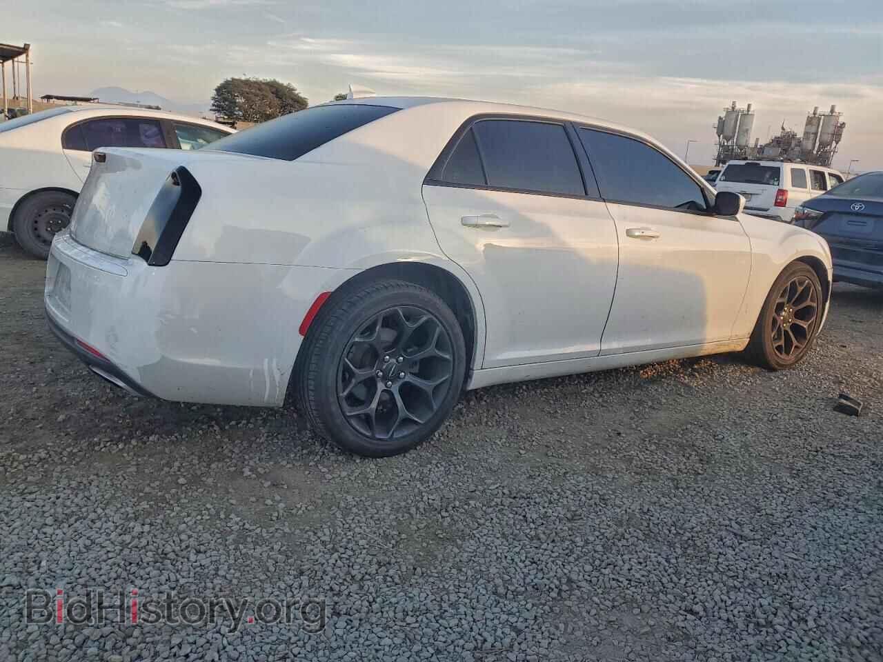 2019 CHRYSLER 300 - VIN: 2C3CCABG4KH654247 - Фото 3