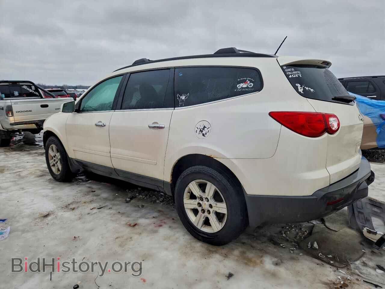 2011 CHEVROLET TRAVERSE - VIN: 1GNKRGED6BJ212988 - Фото 2