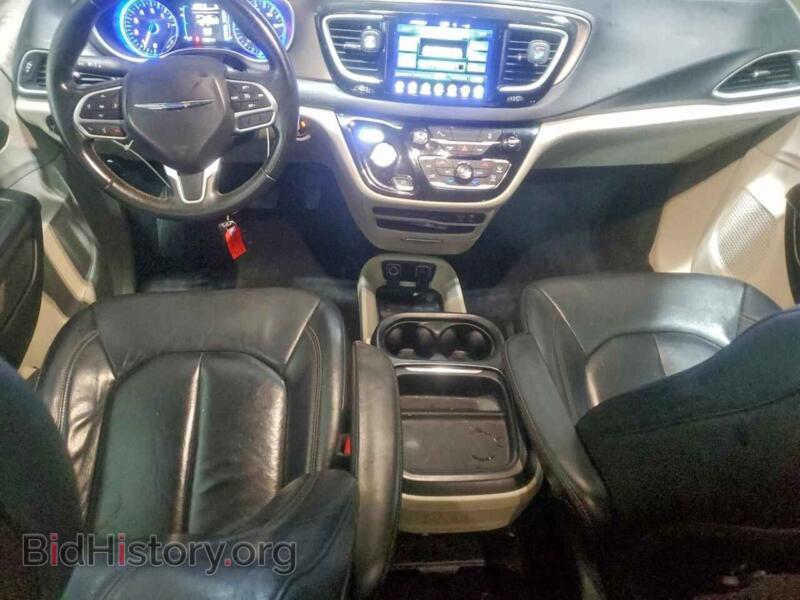2017 Chrysler PACIFICA (VIN 2C4RC1BG1HR590824) — photo 8 of 14