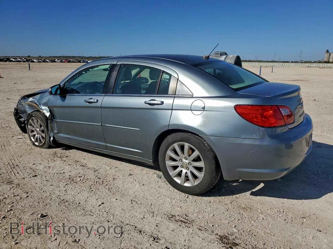 2010 CHRYSLER SEBRING - VIN: 1C3CC5FD9AN132713 - Фото 2