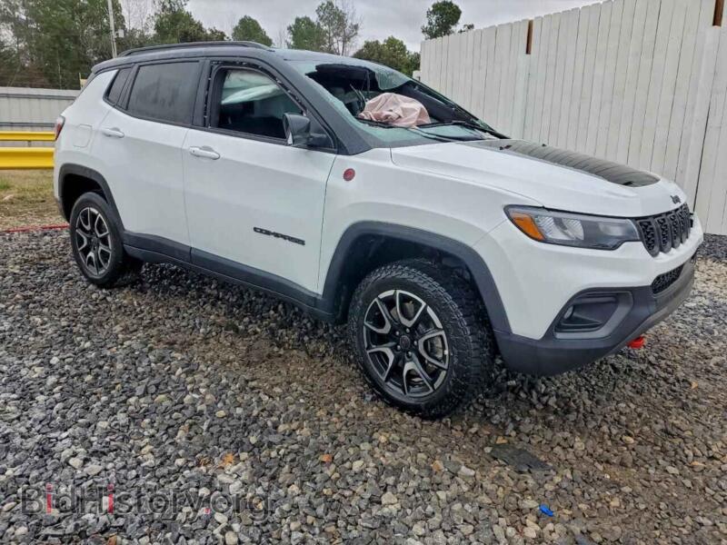2025 Jeep COMPASS (VIN 3C4NJDDN2ST584150) — photo 4 of 13