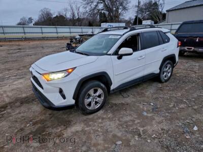 2021 Toyota RAV4 XLE, белый — VIN 2T3P1RFV0MC242549, Copart