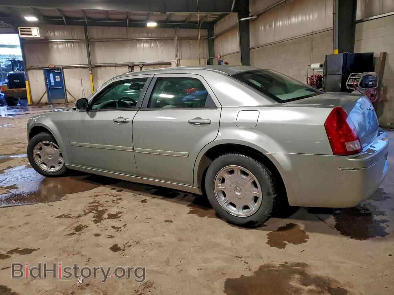 2005 CHRYSLER 300 - VIN: 2C3AA53G15H668677 - Фото 2
