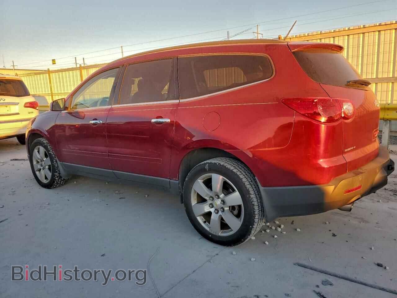 2011 CHEVROLET TRAVERSE - VIN: 1GNKRGED6BJ356797 - Фото 2