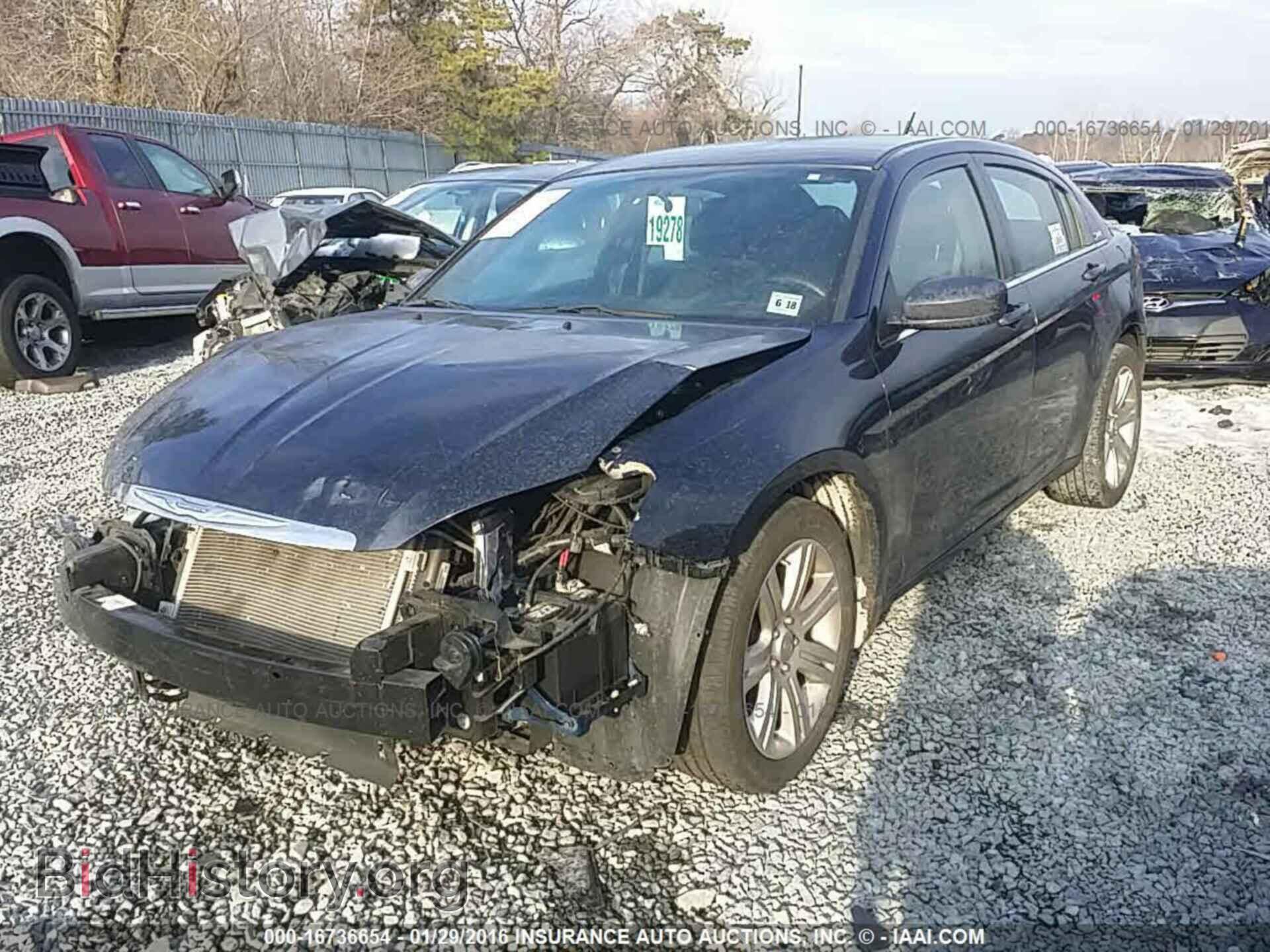 2013 Chrysler 200 - VIN: 1C3CCBAB8DN761338 - Фото 2