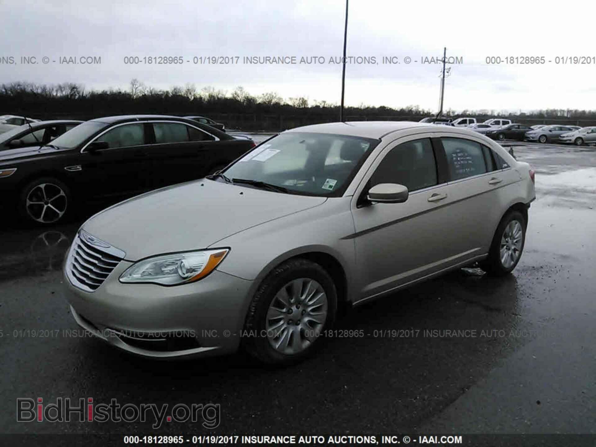 2014 Chrysler 200 - VIN: 1C3CCBAB2EN211960 - Фото 2