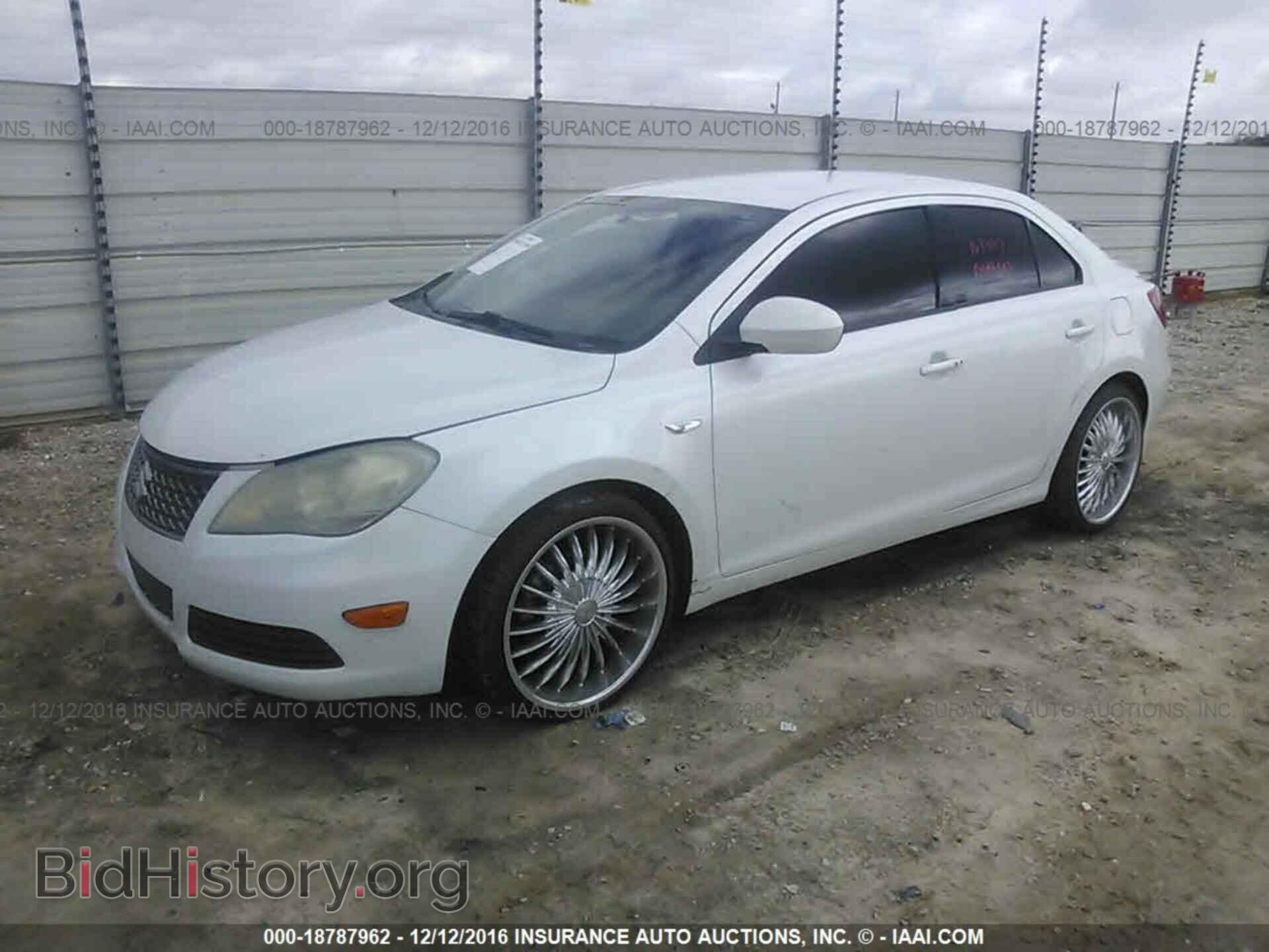2011 Suzuki Kizashi - VIN: JS2RF9A32B6110444 - Photo 2