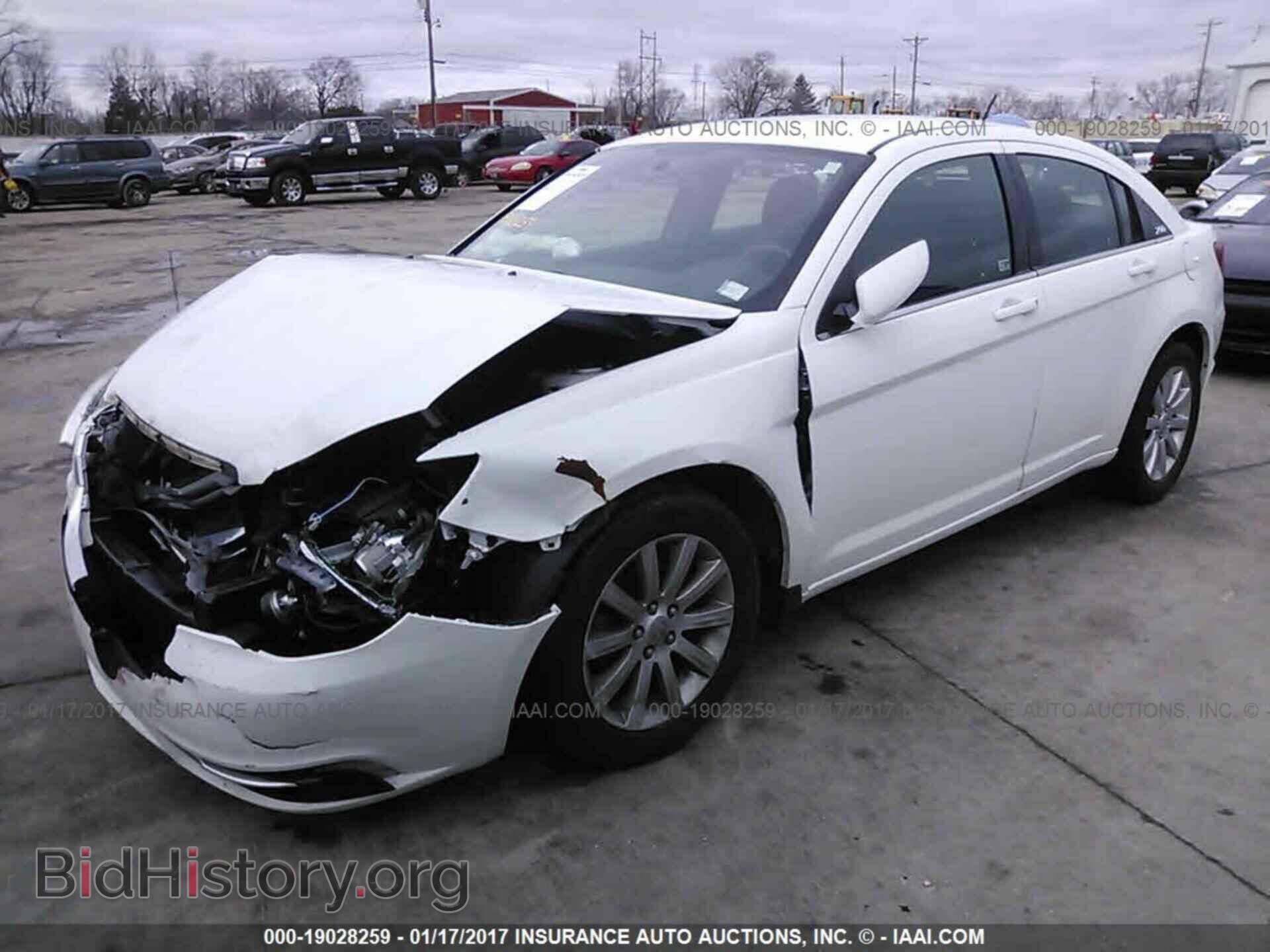 2012 Chrysler 200 - VIN: 1C3CCBBBXCN140258 - Фото 2
