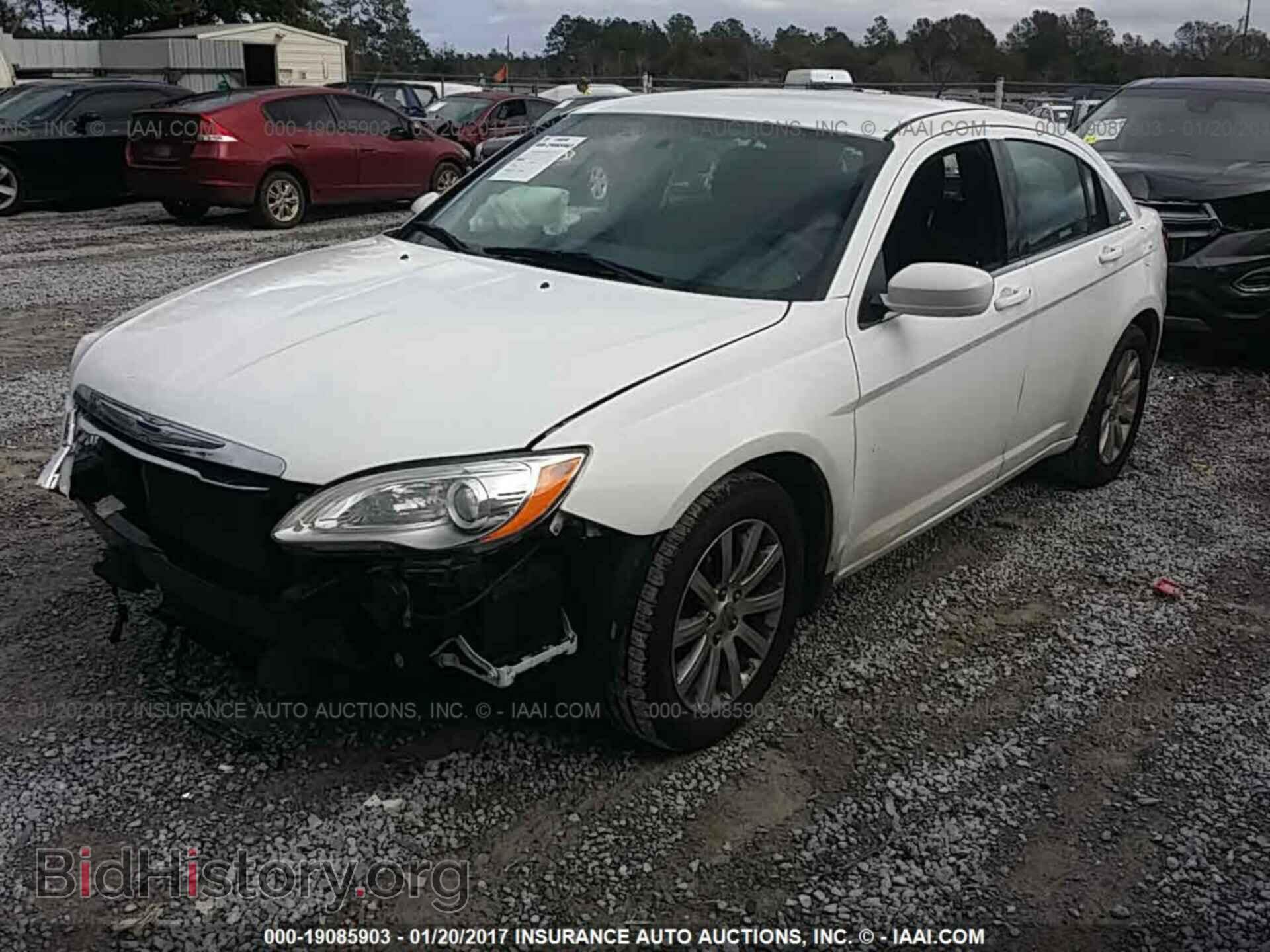 2013 Chrysler 200 - VIN: 1C3CCBBG7DN731497 - Фото 2