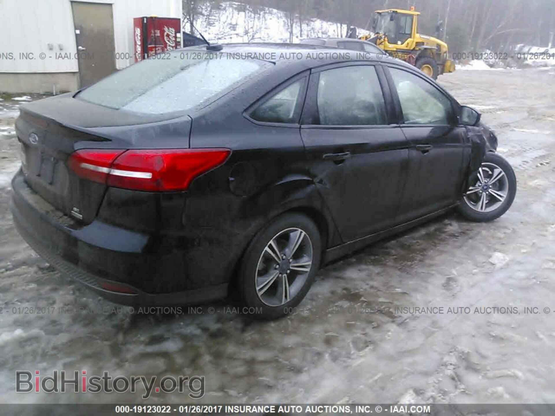 2016 Ford Focus - VIN: 1FADP3FE0GL218827 - Photo 4