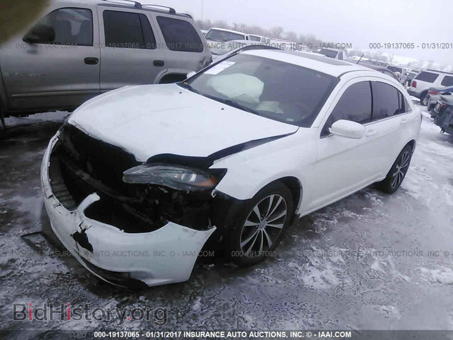 2014 Chrysler 200 - VIN: 1C3CCBBG2EN157814 - Фото 2