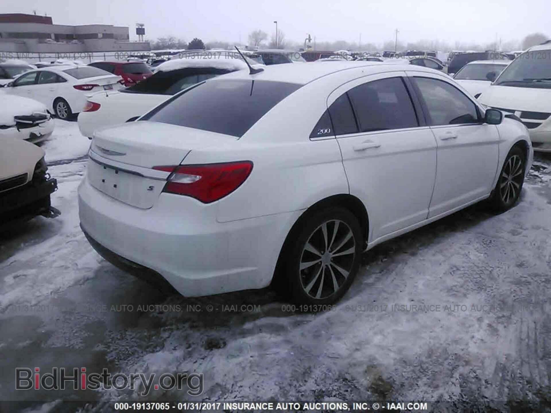 2014 Chrysler 200 - VIN: 1C3CCBBG2EN157814 - Фото 4