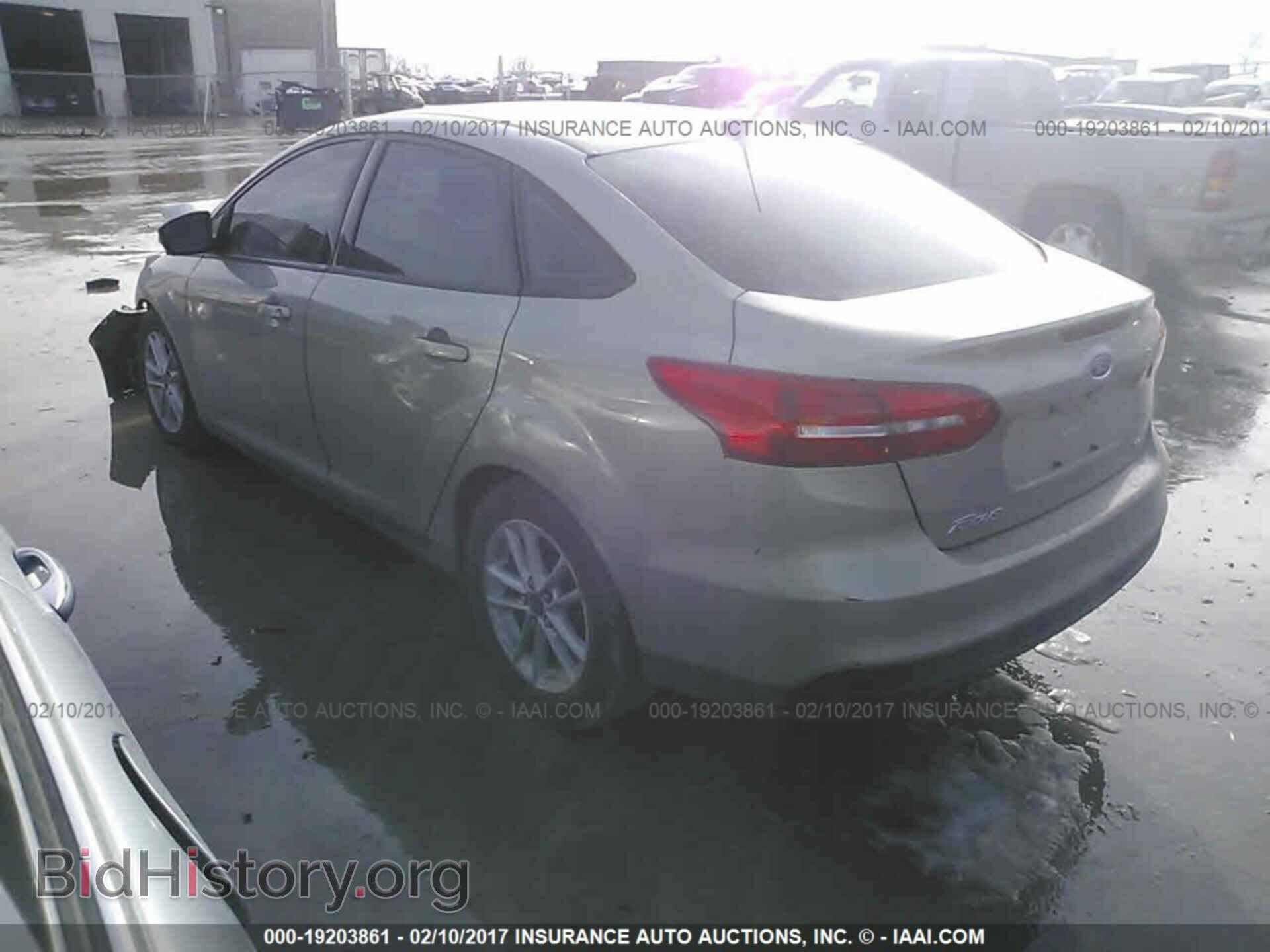 2015 Ford Focus - VIN: 1FADP3F23FL242382 - Photo 3