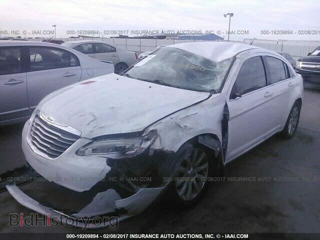 2013 Chrysler 200 - VIN: 1C3CCBBB8DN765453 - Фото 2