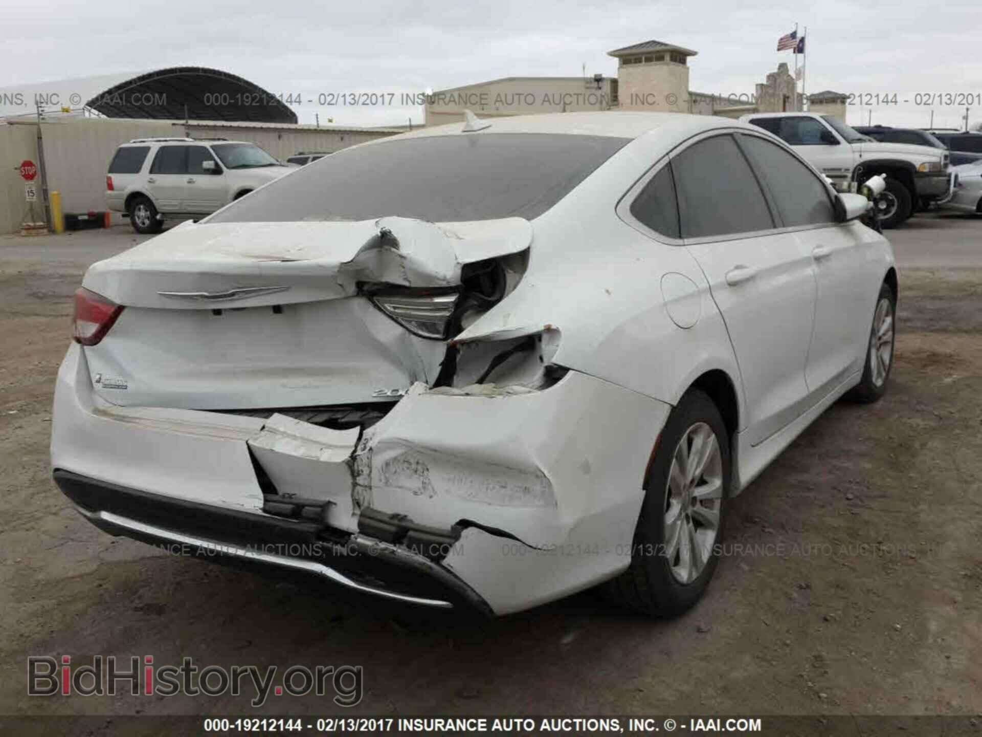 2015 Chrysler 200 - VIN: 1C3CCCAB5FN597782 - Photo 4