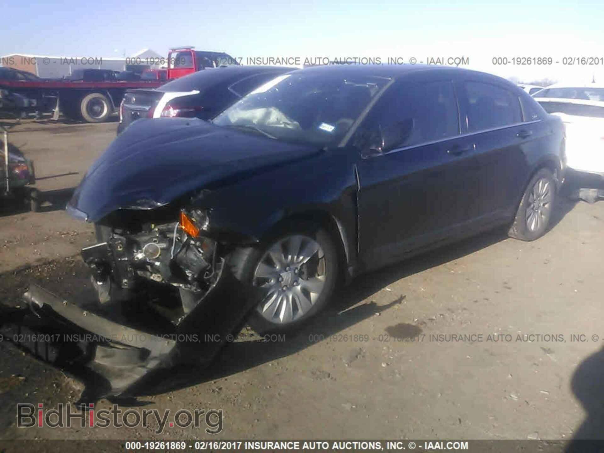 2011 Chrysler 200 - VIN: 1C3BC4FB2BN617748 - Photo 2