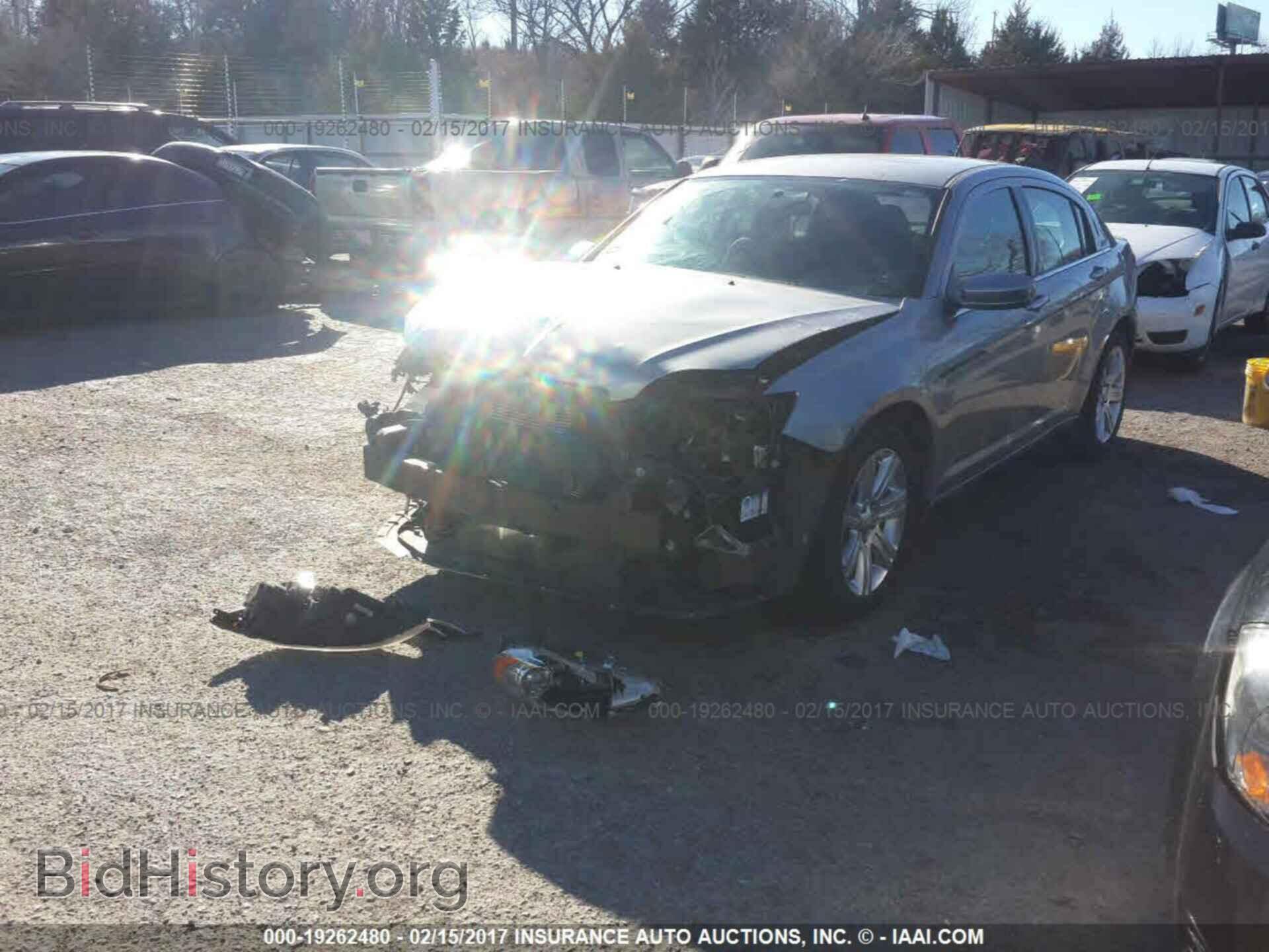 2013 Chrysler 200 - VIN: 1C3CCBAB8DN685961 - Фото 2