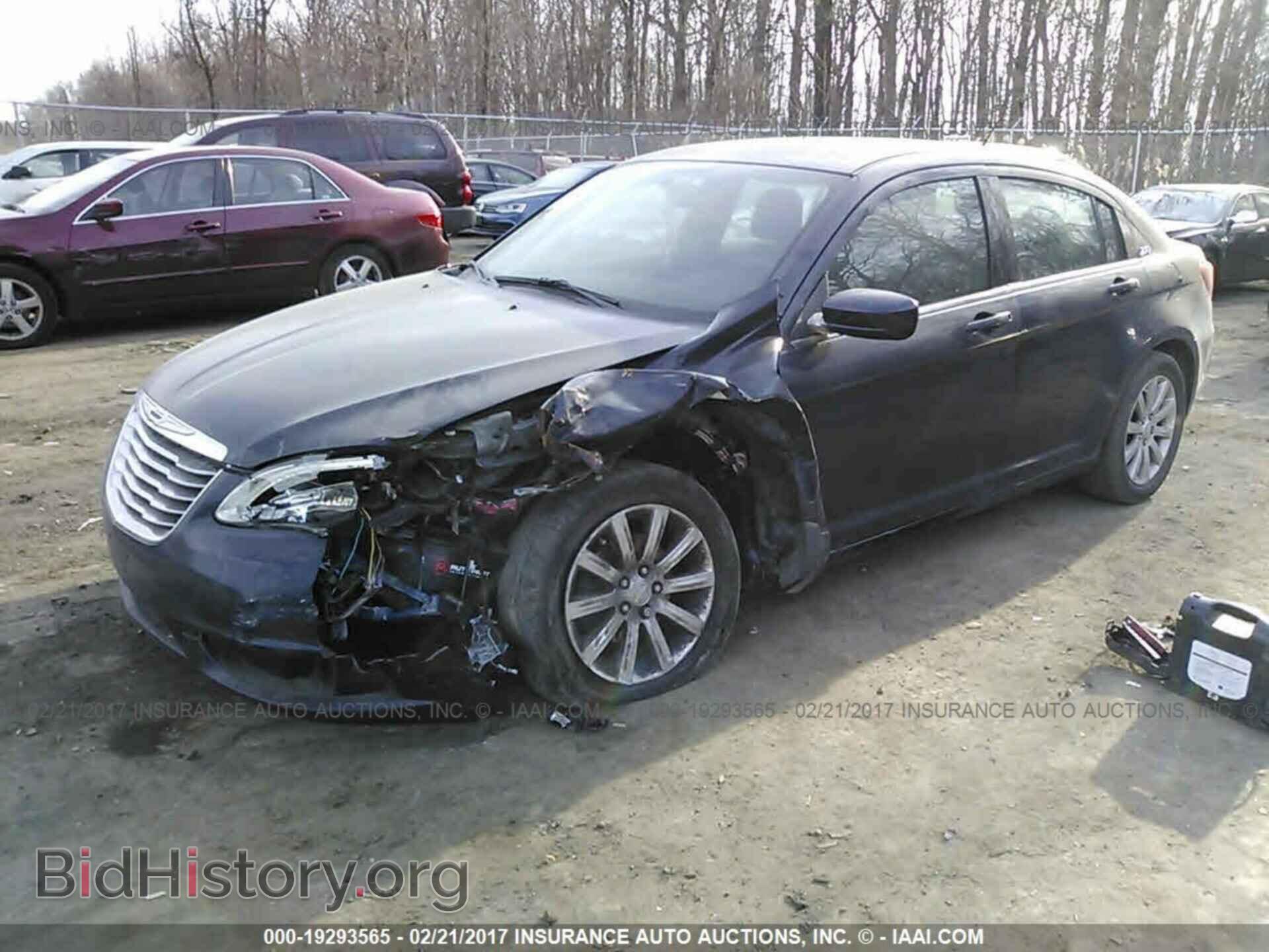 2014 Chrysler 200 - VIN: 1C3CCBBB0EN137758 - Photo 2