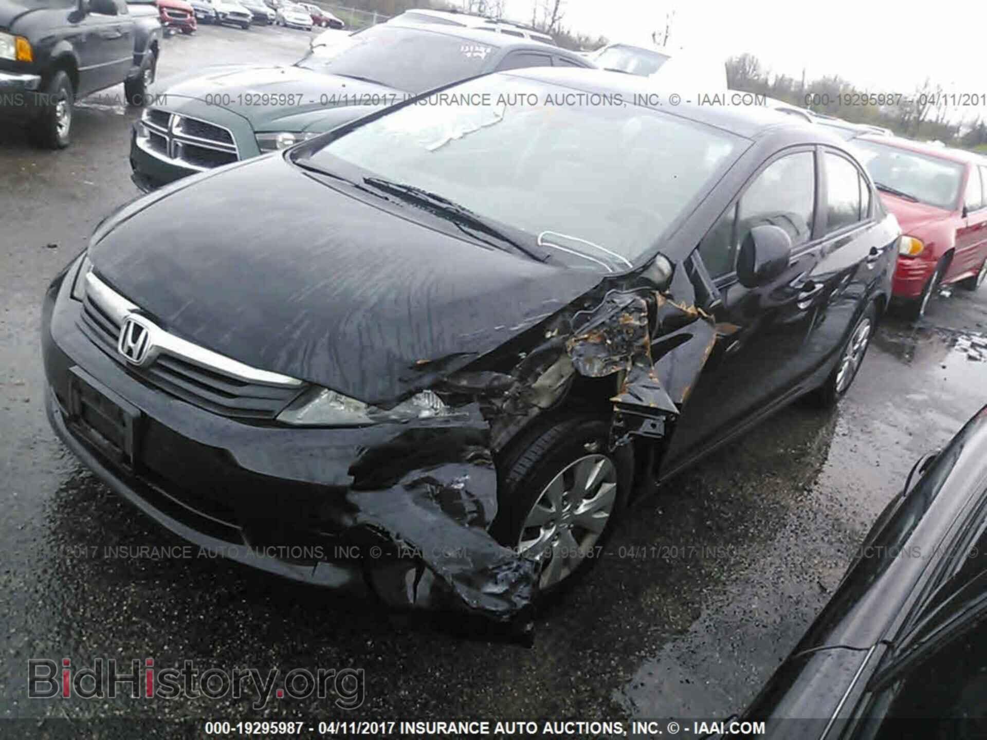 2012 Honda Civic - VIN: 2HGFB2F52CH315712 - Photo 2