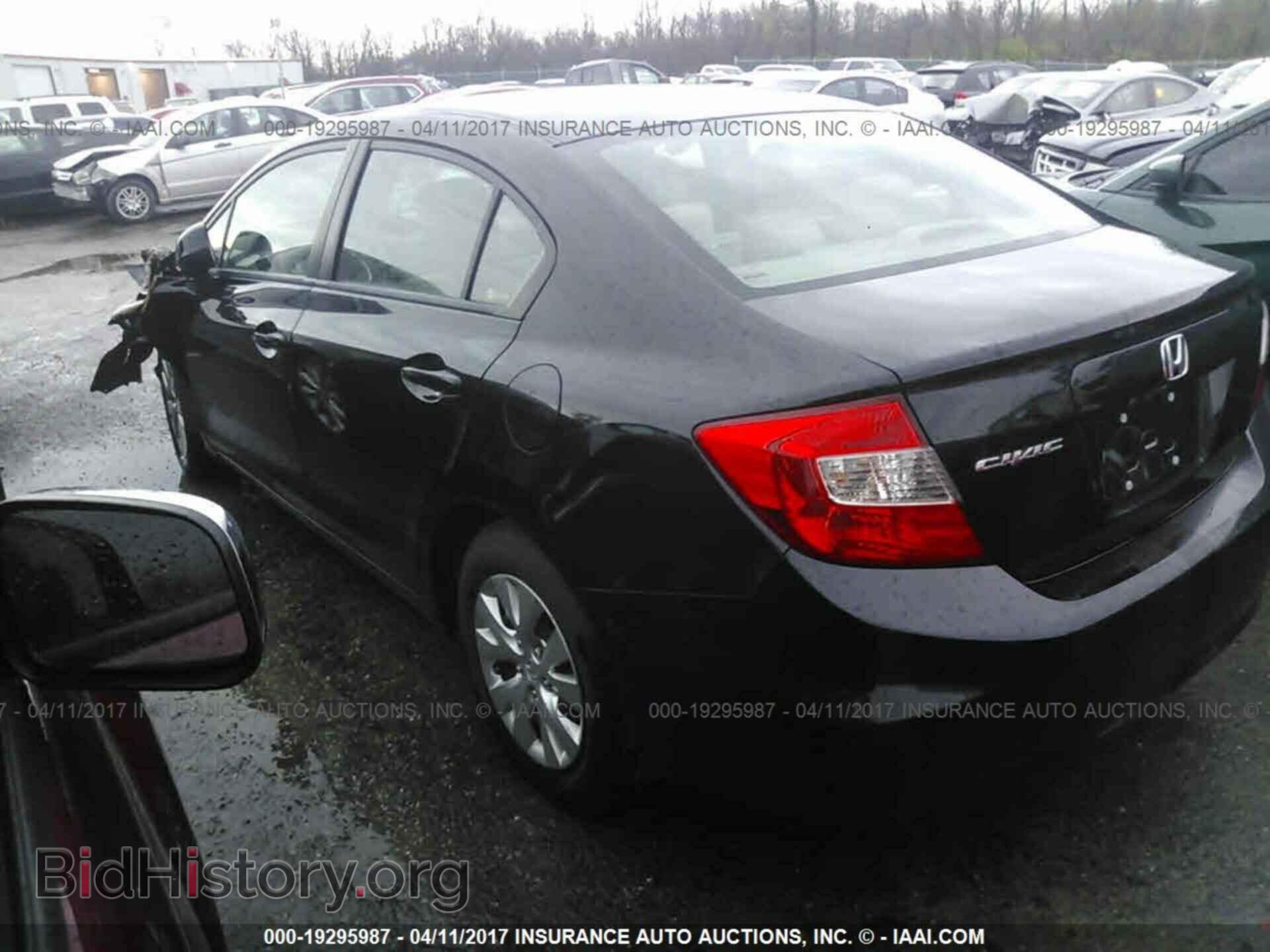 2012 Honda Civic - VIN: 2HGFB2F52CH315712 - Photo 3