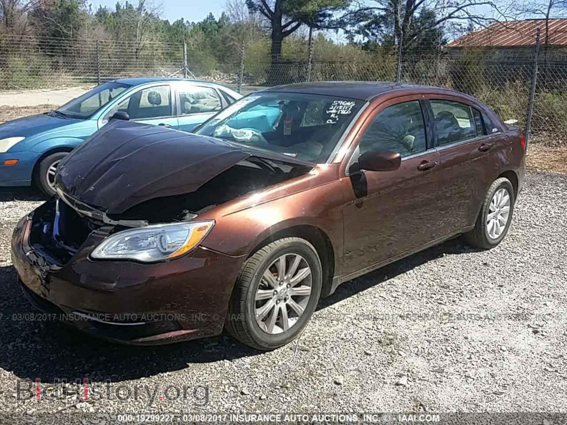 2013 Chrysler 200 - VIN: 1C3CCBBB8DN611860 - Photo 2