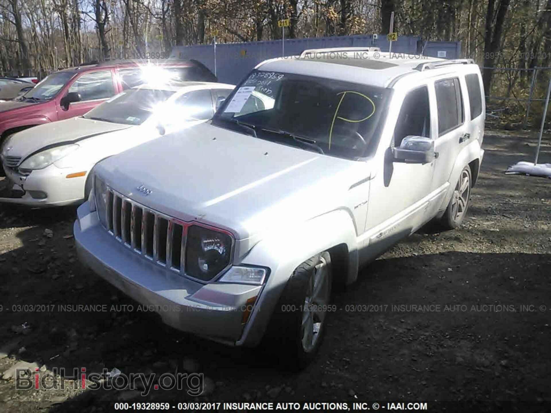 2011 Jeep Liberty - VIN: 1J4PN2GK4BW585596 - Фото 2