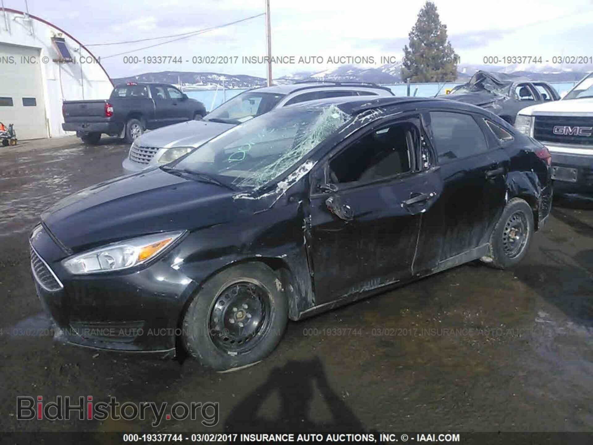 2015 Ford Focus - VIN: 1FADP3E21FL257156 - Photo 2