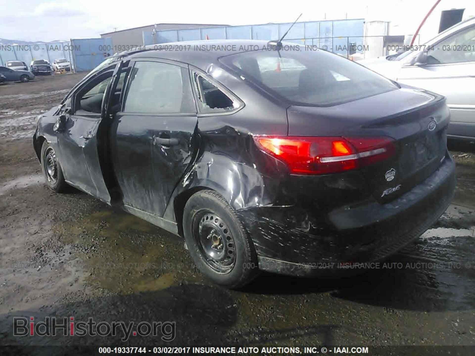 2015 Ford Focus - VIN: 1FADP3E21FL257156 - Photo 3