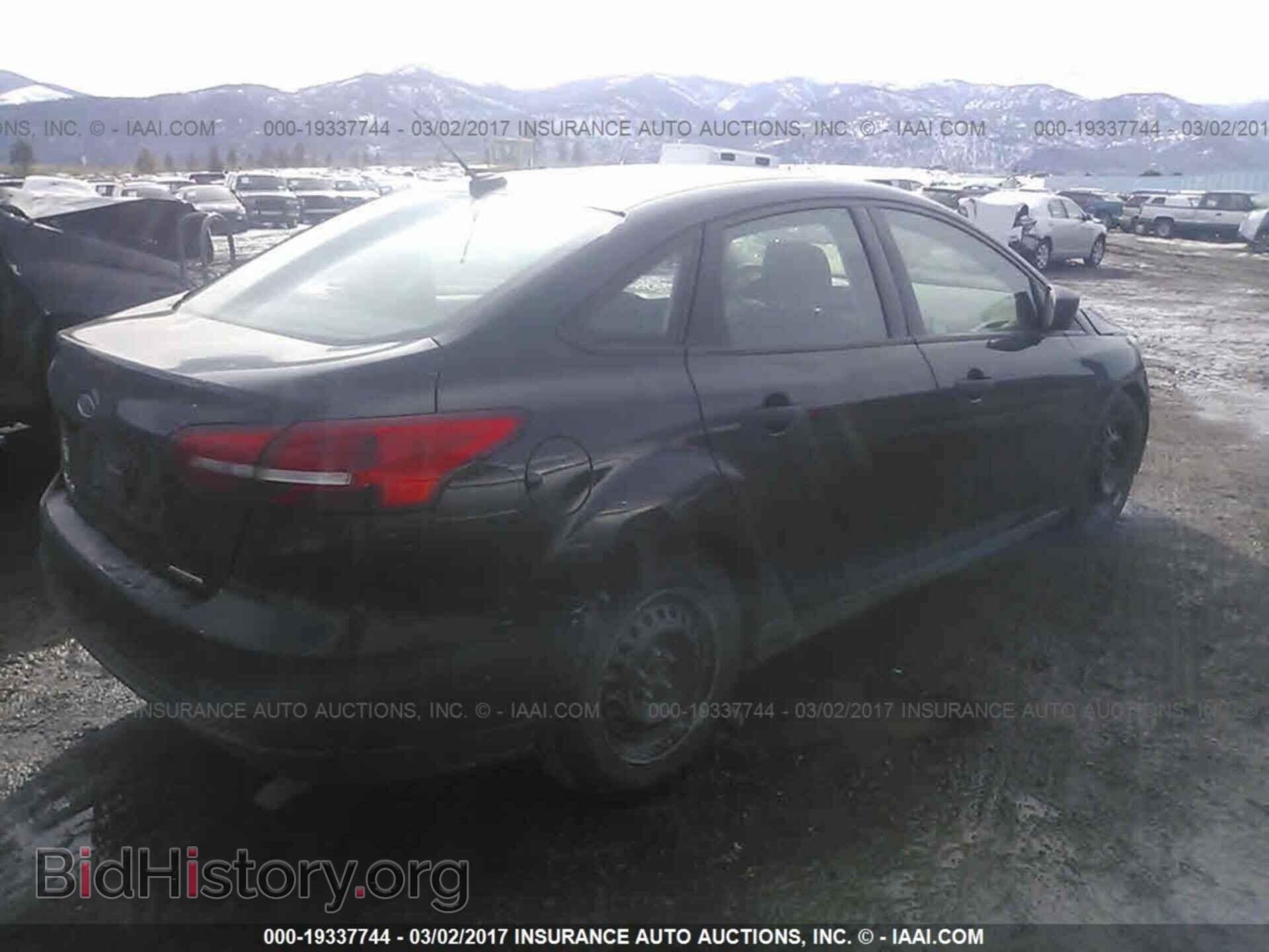 2015 Ford Focus - VIN: 1FADP3E21FL257156 - Photo 4