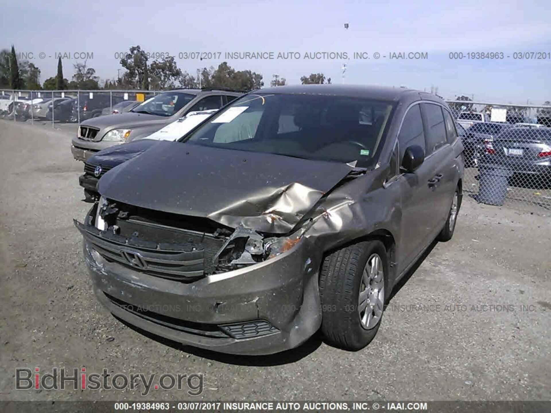 2011 Honda Odyssey - VIN: 5FNRL5H20BB017094 - Фото 2