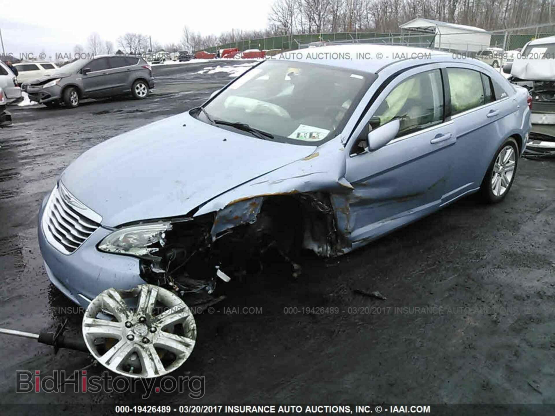 2013 Chrysler 200 - VIN: 1C3CCBBB8DN593327 - Фото 2