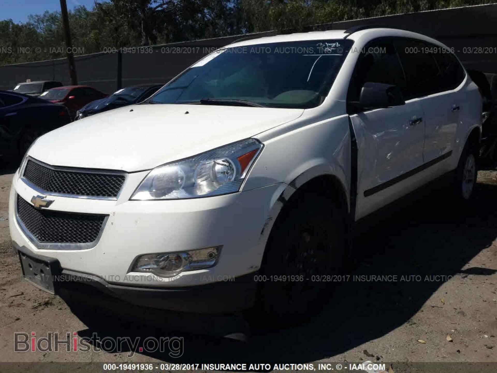 2012 Chevrolet Traverse - VIN: 1GNKREED7CJ271697 - Фото 2